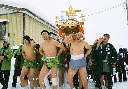 謝湯雪中神輿
