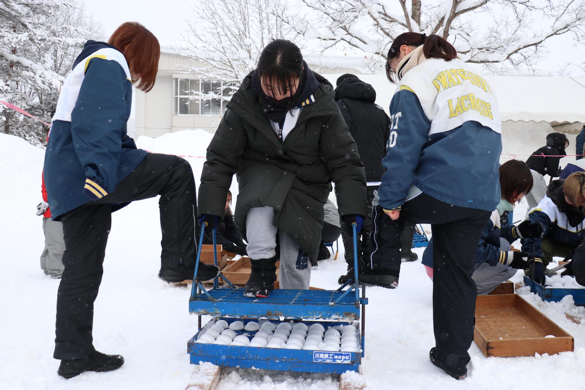 雪球製造のようす　岩大ラクロス部
